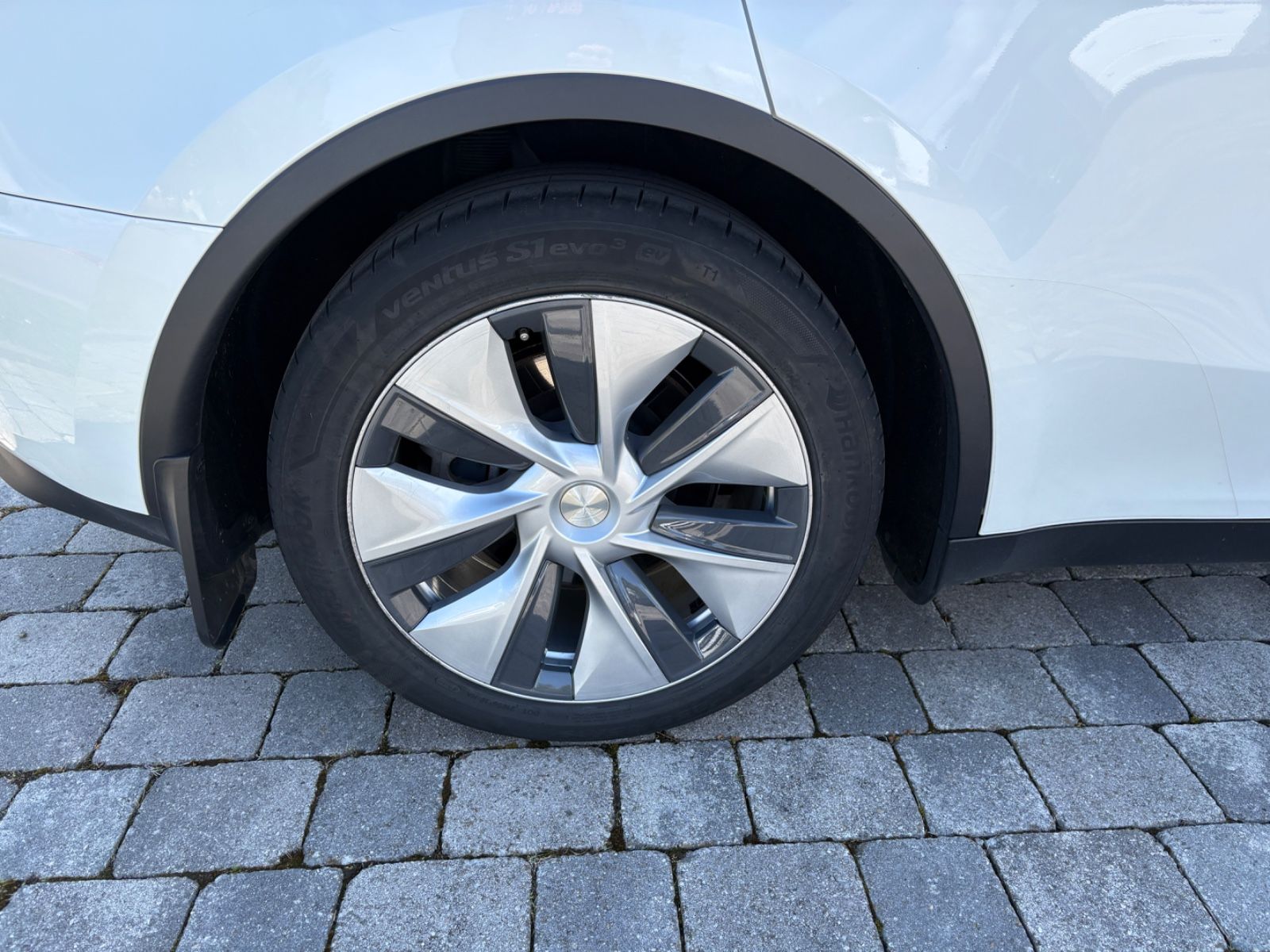 Tesla Model Y RWD Innen weiß