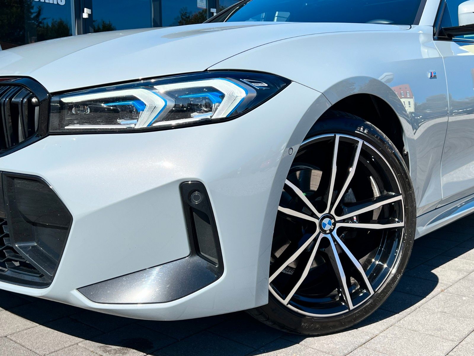 BMW 320d xDrive M Sport*360°HUD*Pano*HK*Standhzg*ACC