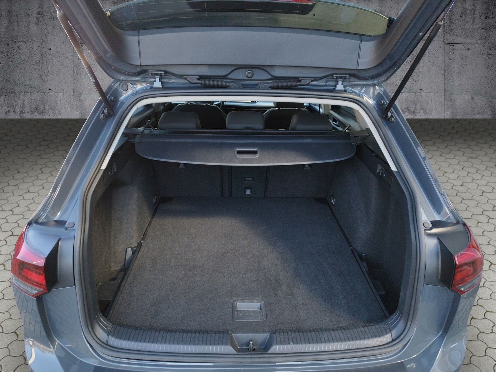 Volkswagen Golf VIII Variant Life 2.0 TDI DSG - Samsaru's Car Outlet