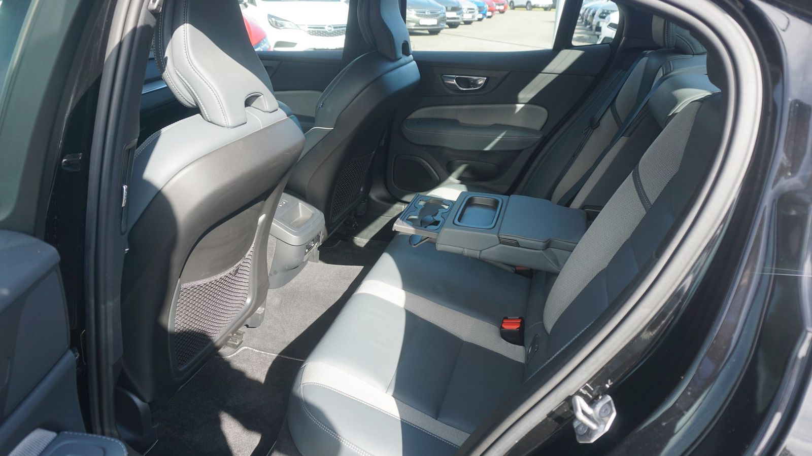Volvo S60 2.0 R Design LED Navi HarmanKardon Panorama