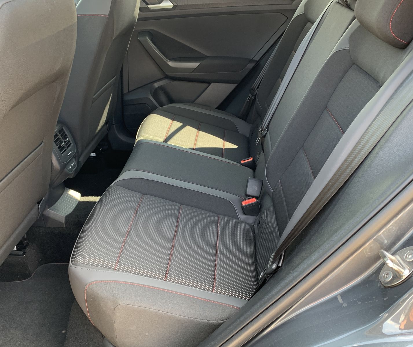 Volkswagen T-Roc 1.5 TSI Sport - Samsaru's Car Outlet