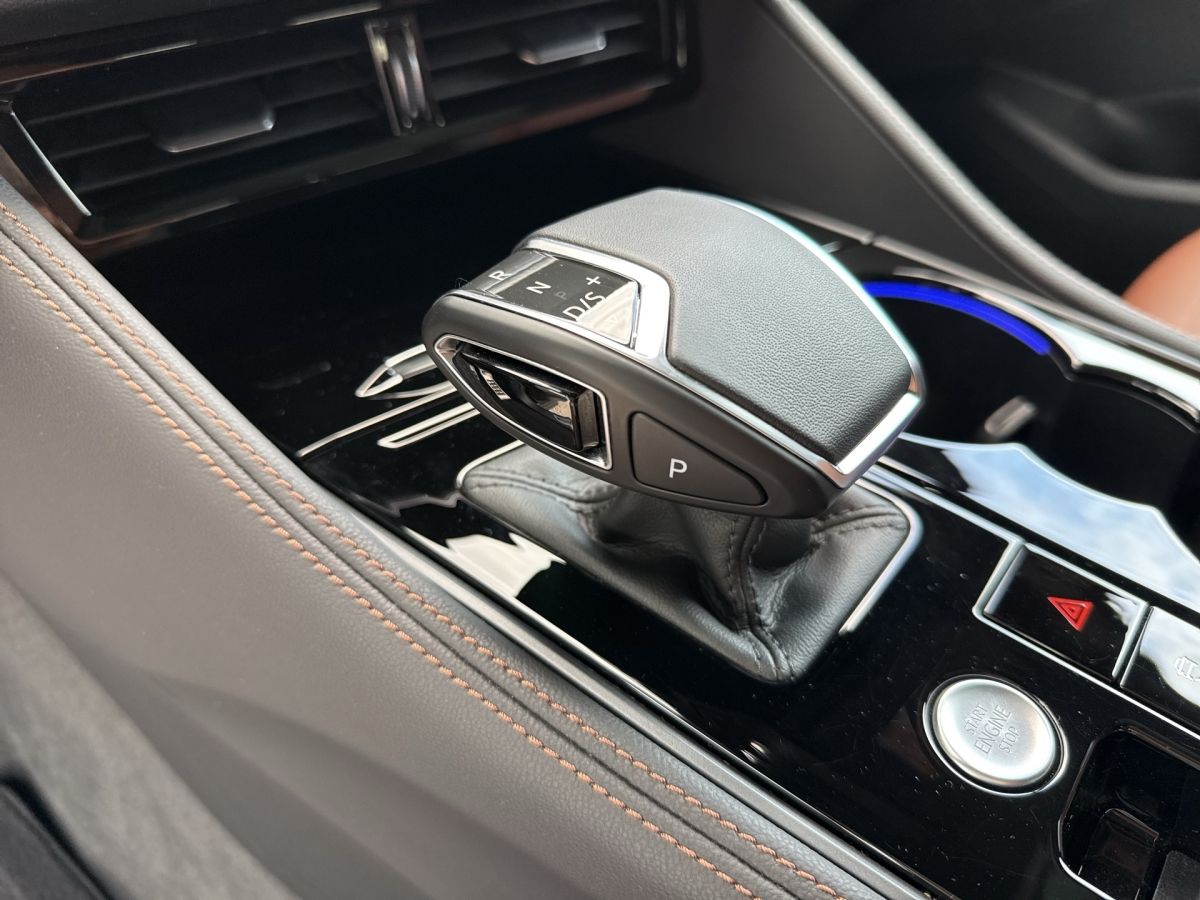 Volkswagen Touareg R-Line TSi - Samsaru's Car Outlet