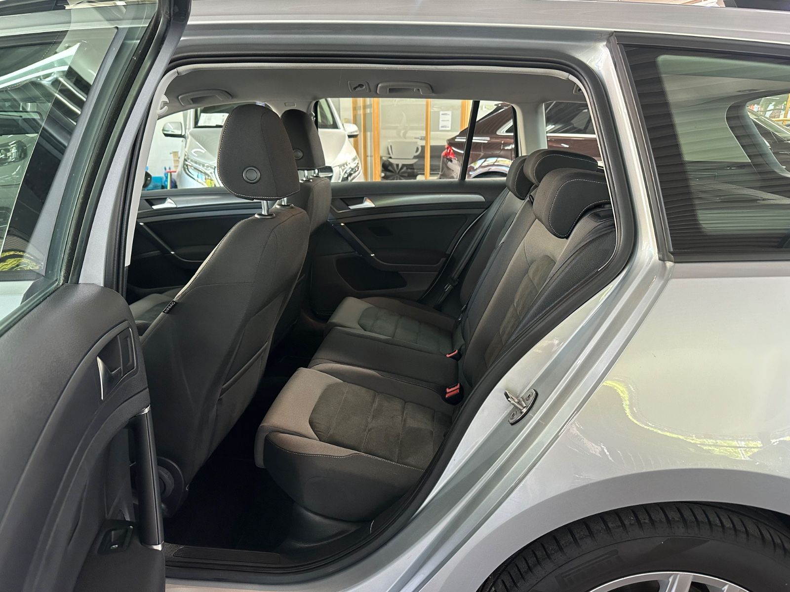 Volkswagen Golf VII 2.0 TDI Var. Comfortline - Samsaru's Car Outlet