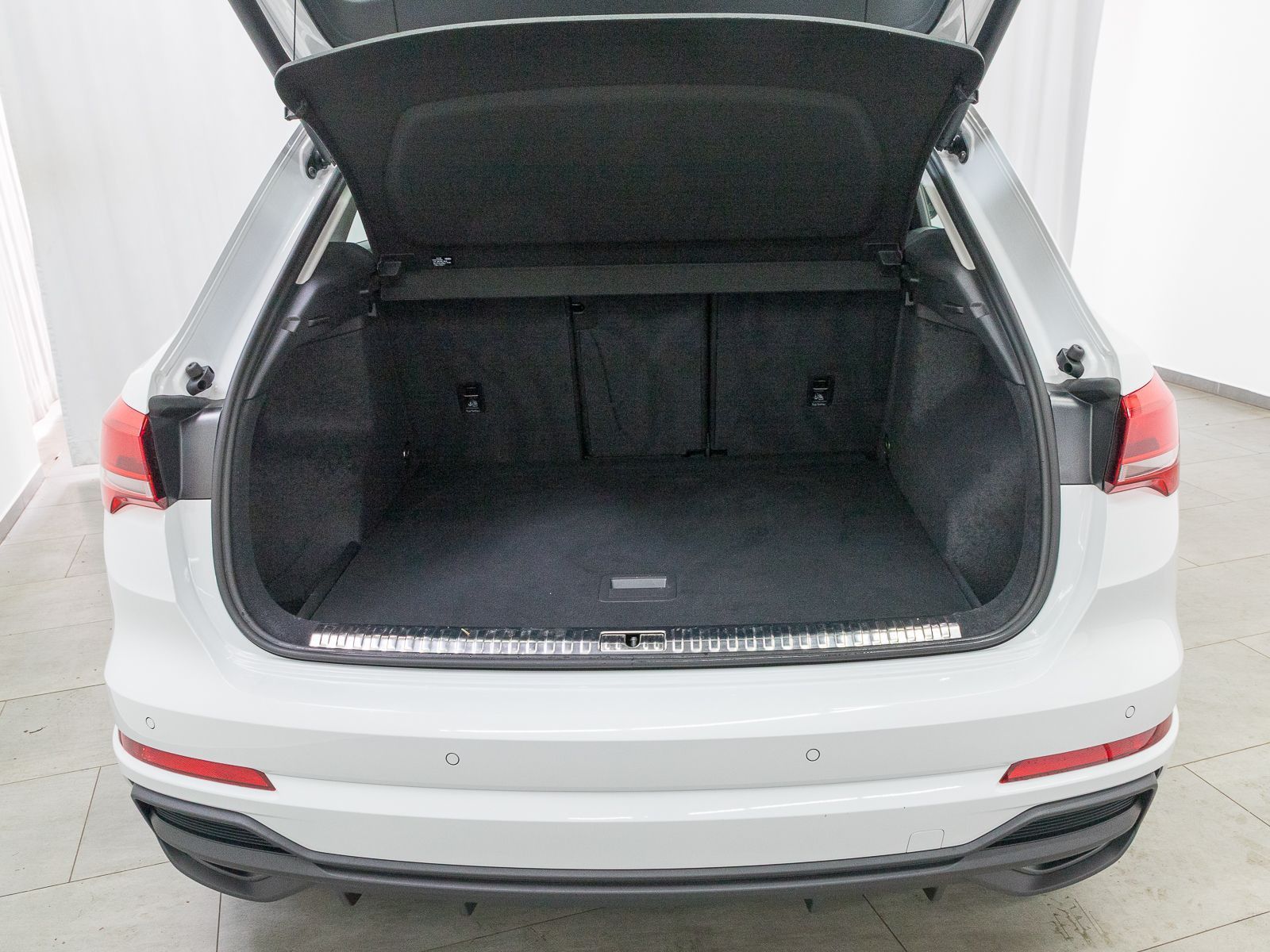 Audi Q3 40 TFSI Q S LINE - Samsaru's Car Outlet
