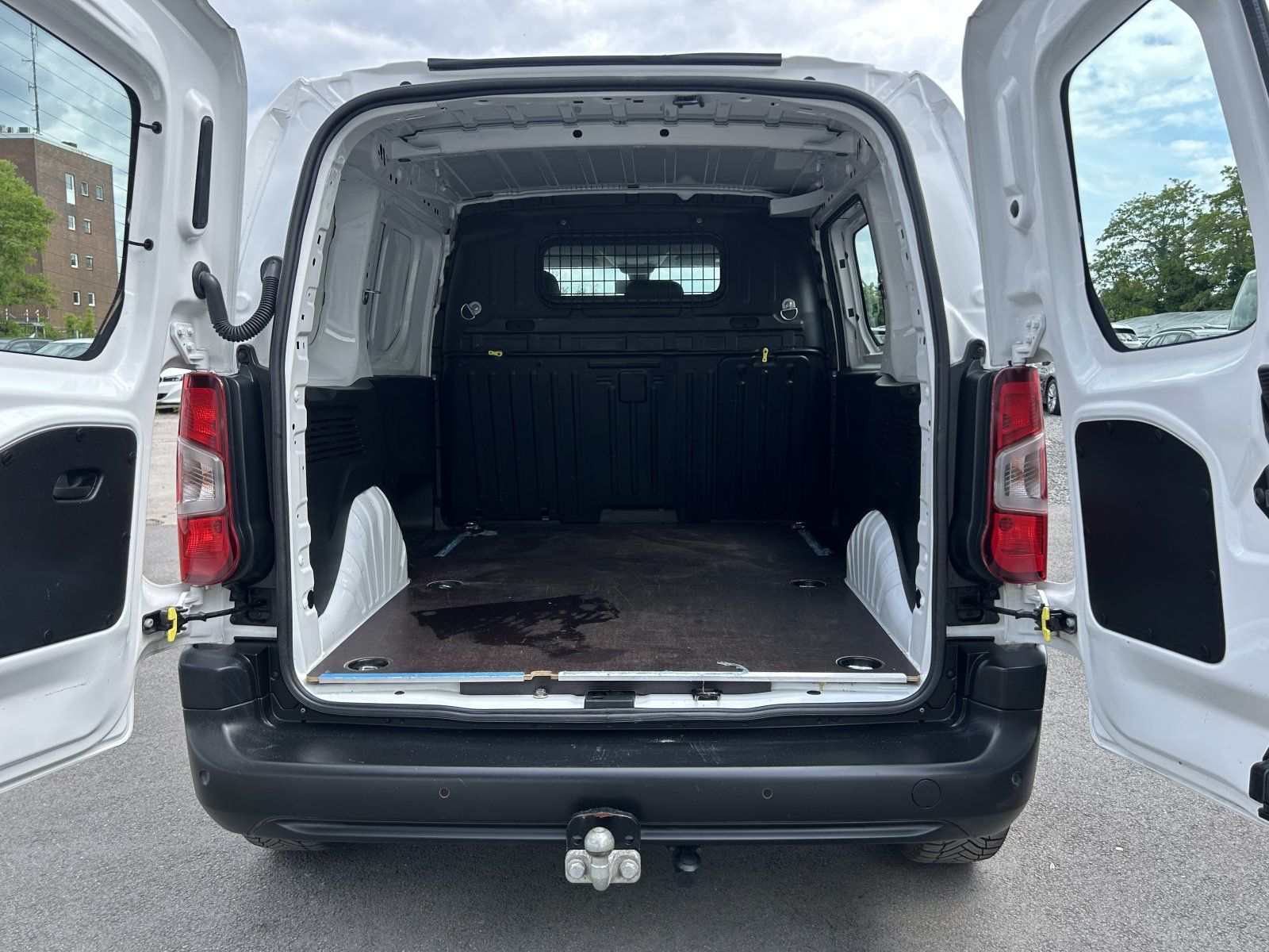 Peugeot Partner 1.5 BlueHDi - Samsaru's Car Outlet