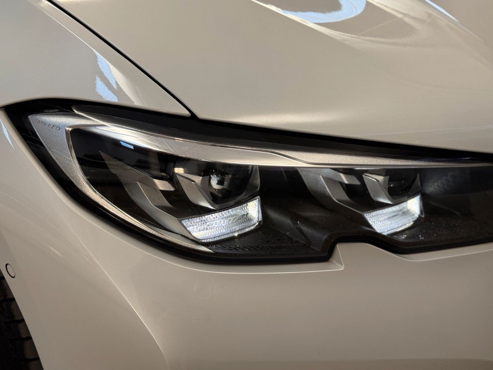 BMW 320i M-Sport - Samsaru's Car Outlet