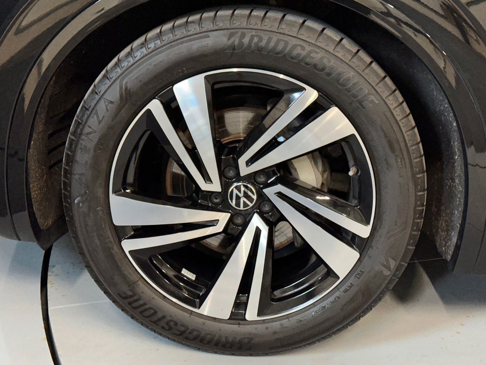 Volkswagen Touareg R-Line 4M - Samsaru's Car Outlet