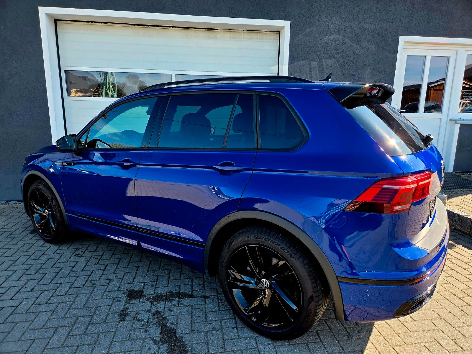 Volkswagen TIGUAN R-LINE Black - Samsaru's Car Outlet