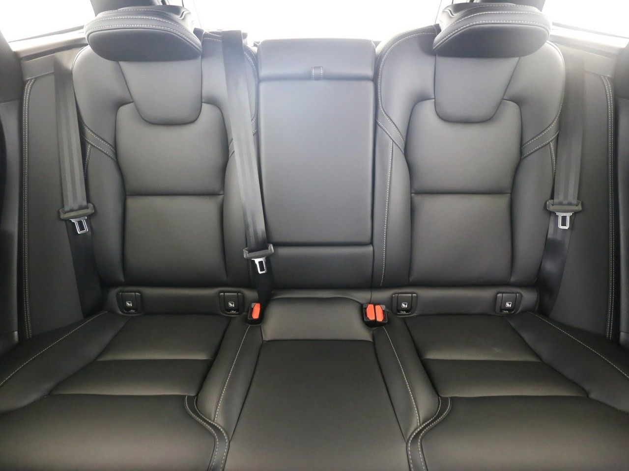 Volvo XC60 Plus Black Edition Plug-In Hybrid - Samsaru's Car Outlet
