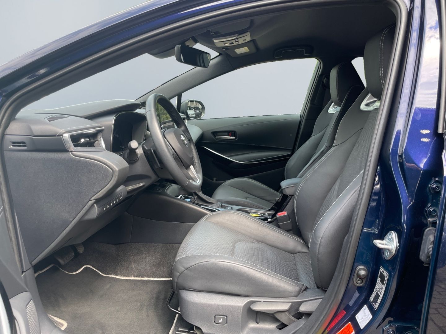 Toyota Corolla 2.0 Hybrid TS Lounge - Samsaru's Car Outlet