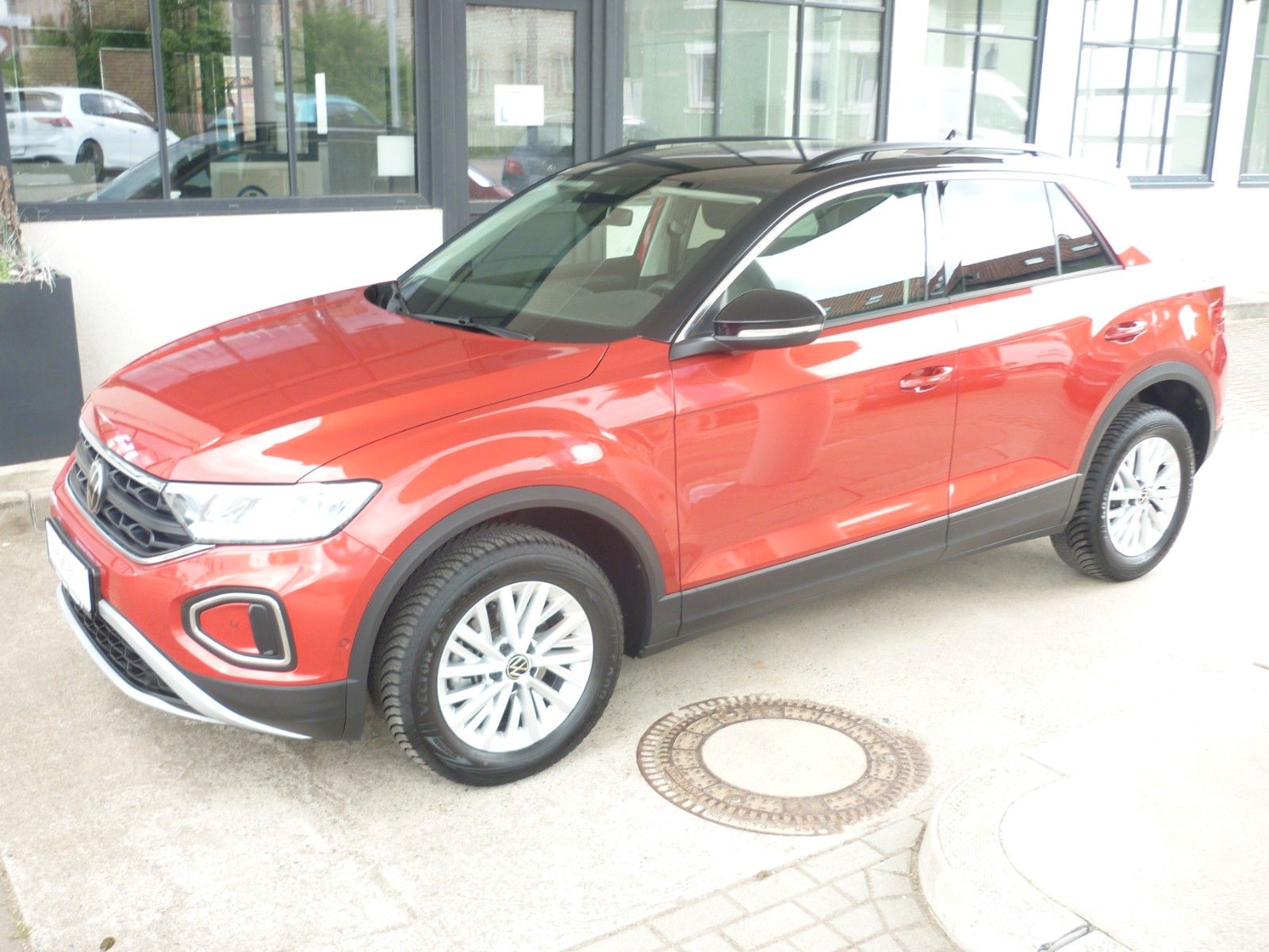 Volkswagen T-Roc 1.0 TSI Life - Samsaru's Car Outlet