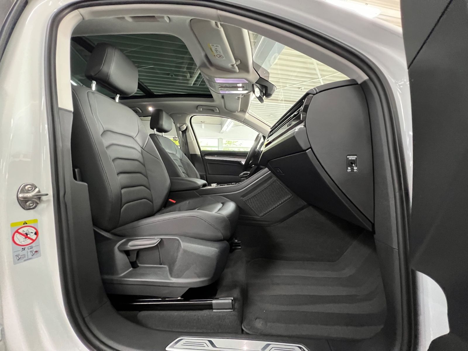 Volkswagen Touareg 3.0 TSI Elegance 4Motion eHybrid - Samsaru's Car Outlet