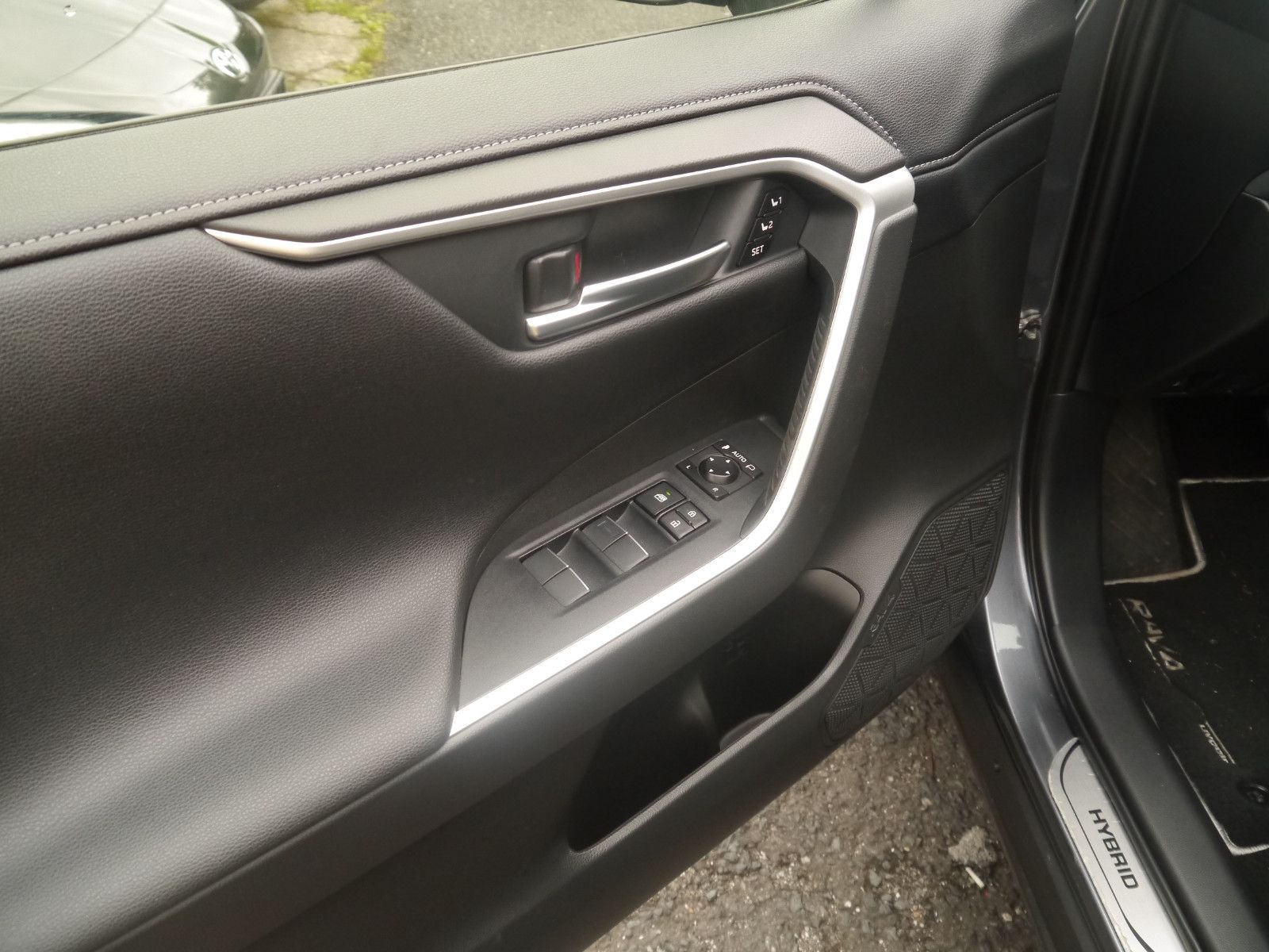 Toyota RAV 4 RAV4 Hybrid 4x4 Lounge - Samsaru's Car Outlet