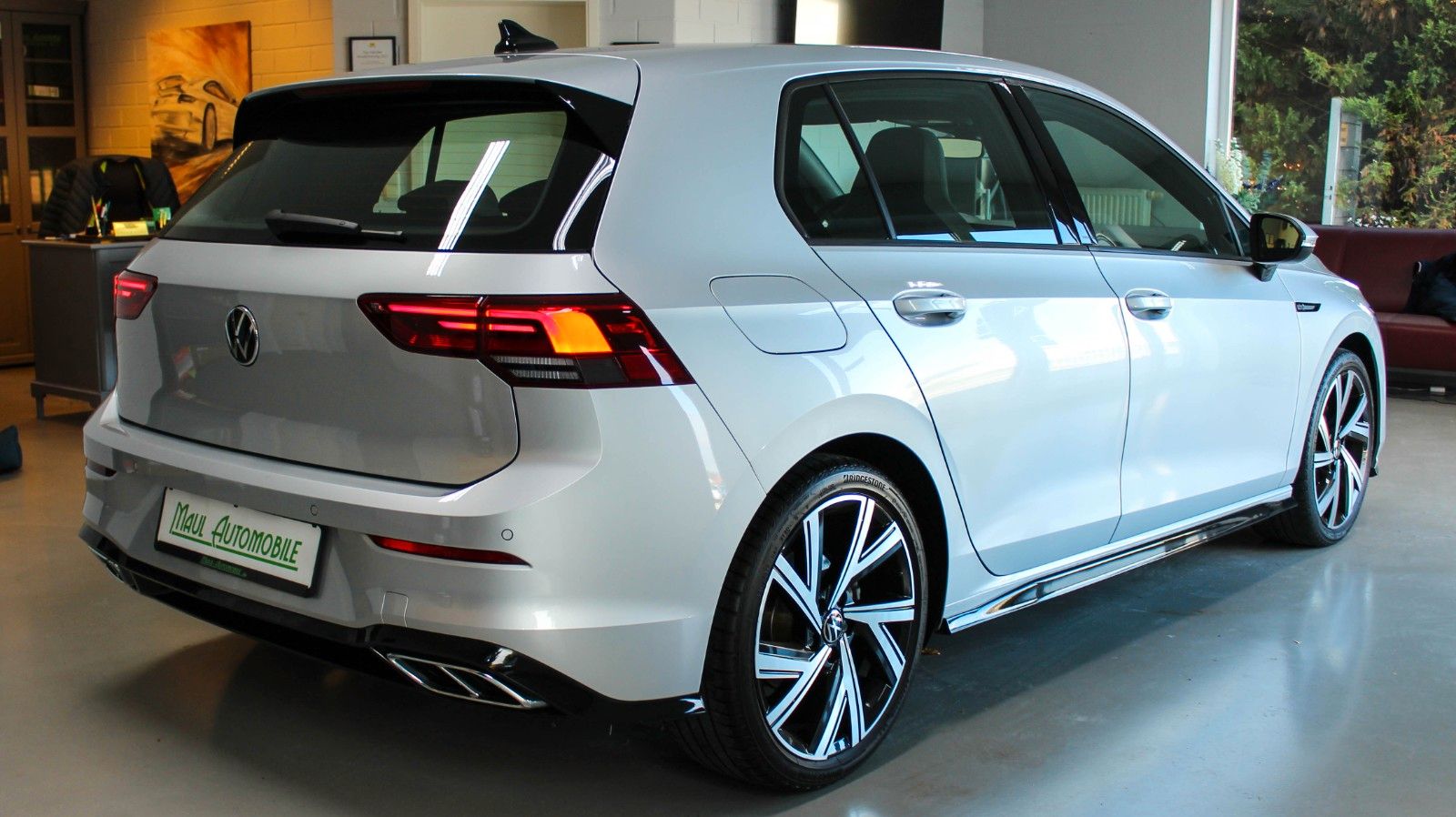 Volkswagen Golf VIII R-Line - Samsaru's Car Outlet