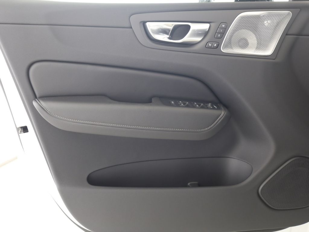 Volvo XC60 Ultra Dark AWD B5 Benzin EU6d HUD AD AHK Di