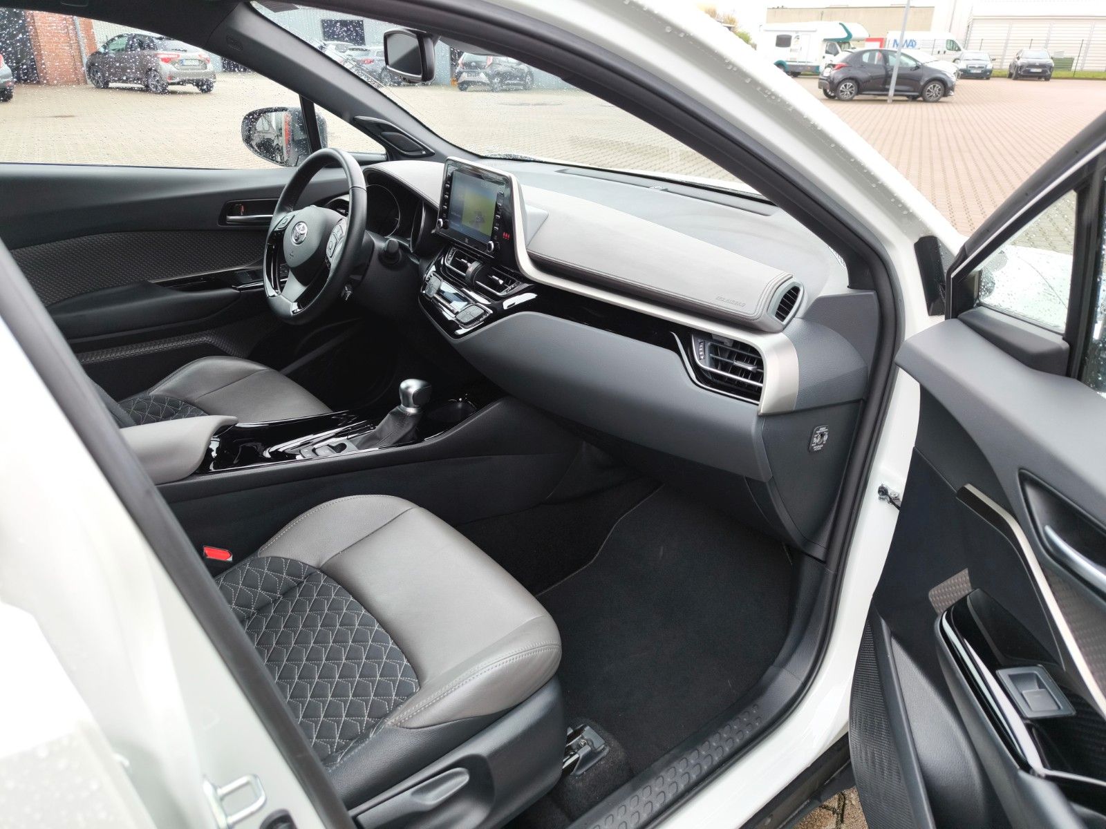 Toyota C-HR Hybrid Lounge - Samsaru's Car Outlet