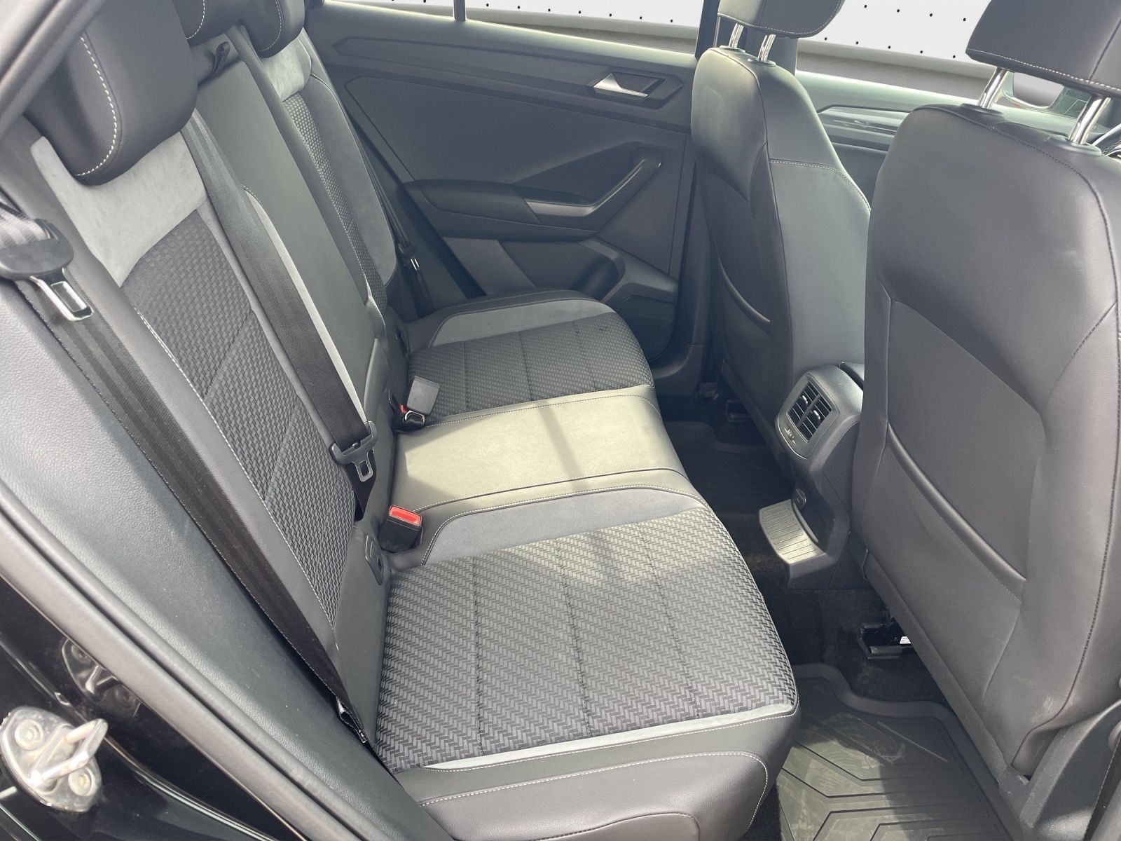 Volkswagen T-Roc 2.0 TSI DSG 4Motion Sport R-line - Samsaru's Car Outlet