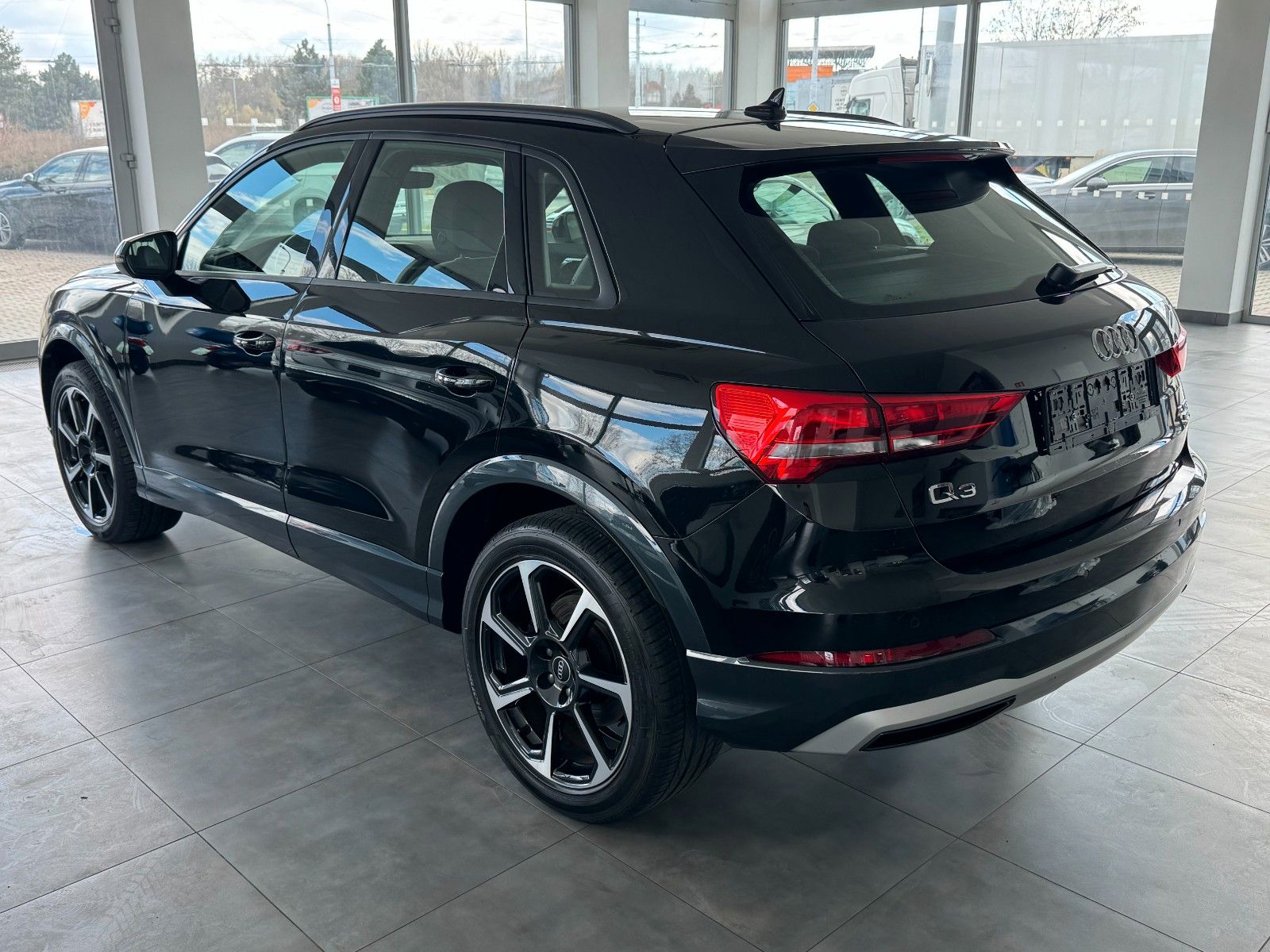 Audi Q3 45TFSI qu S tronic - Samsaru's Car Outlet