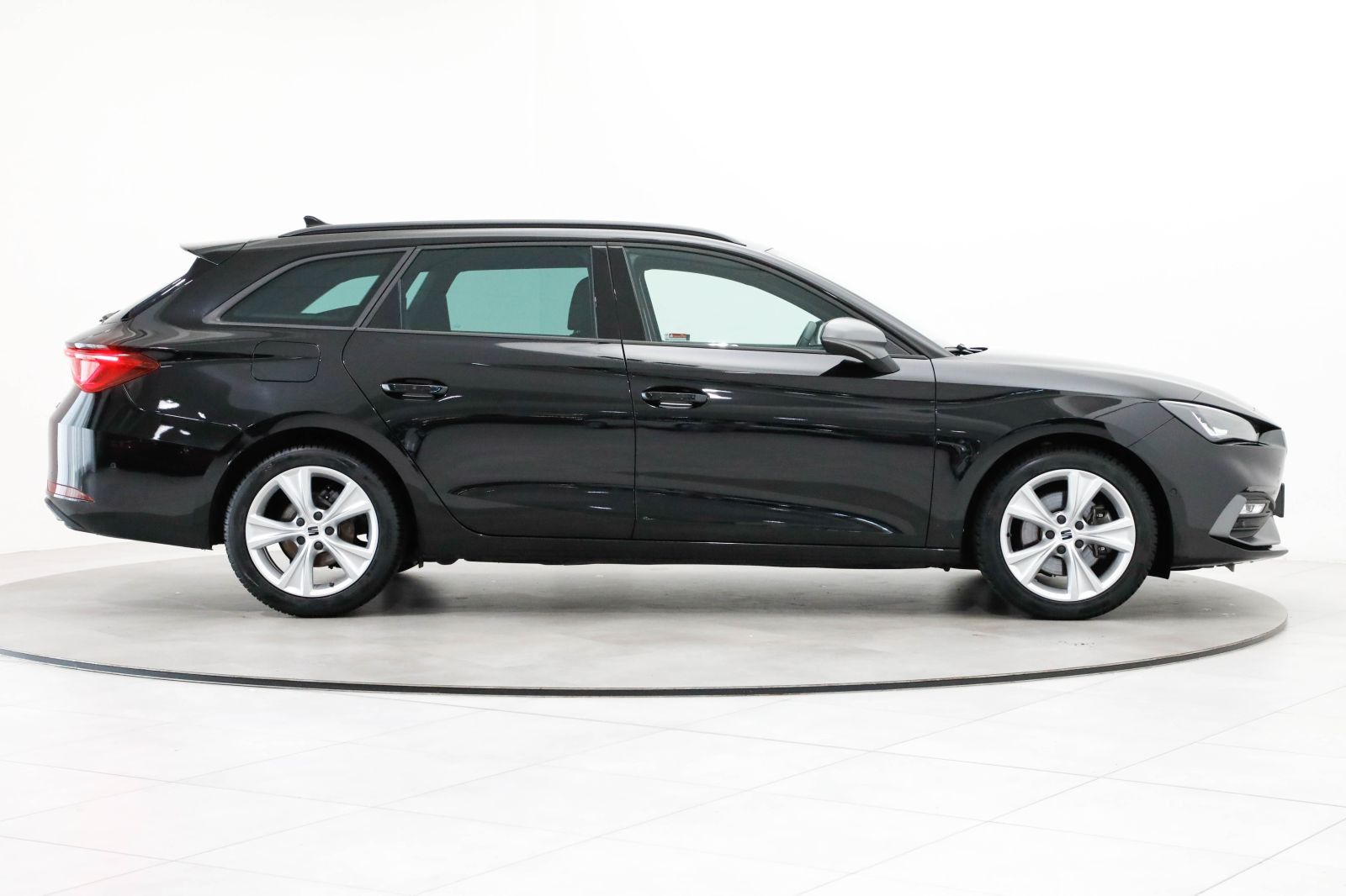 Seat Leon ST 2.0 TDI DSG FR AHK Navi Kamera ACC LED