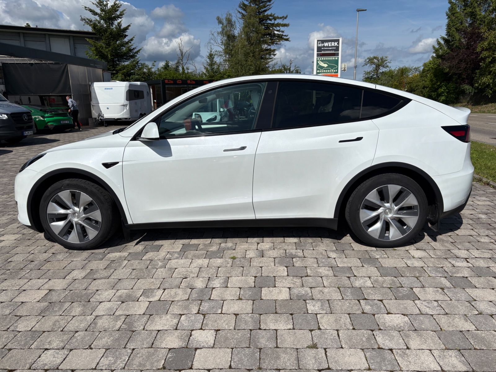 Tesla Model Y RWD Innen weiß