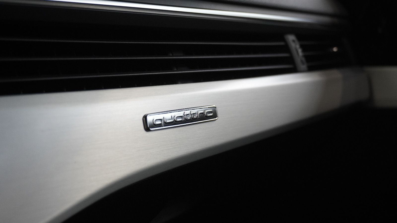 Audi A4 Avant 40 TFSI quattro S line - Samsaru's Car Outlet