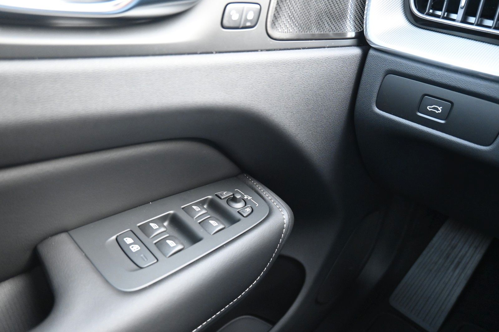 Volvo XC60 B5 B AWD Ultra Black Edition*LUFT*360°*ACC