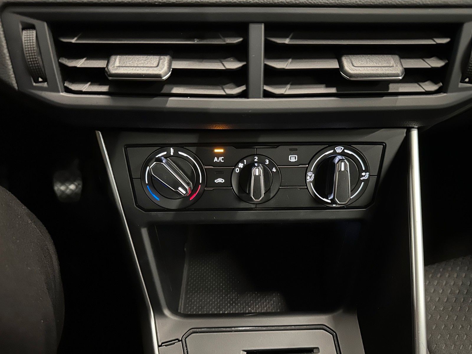 Volkswagen Taigo 1.0 TSI Life - Samsaru's Car Outlet