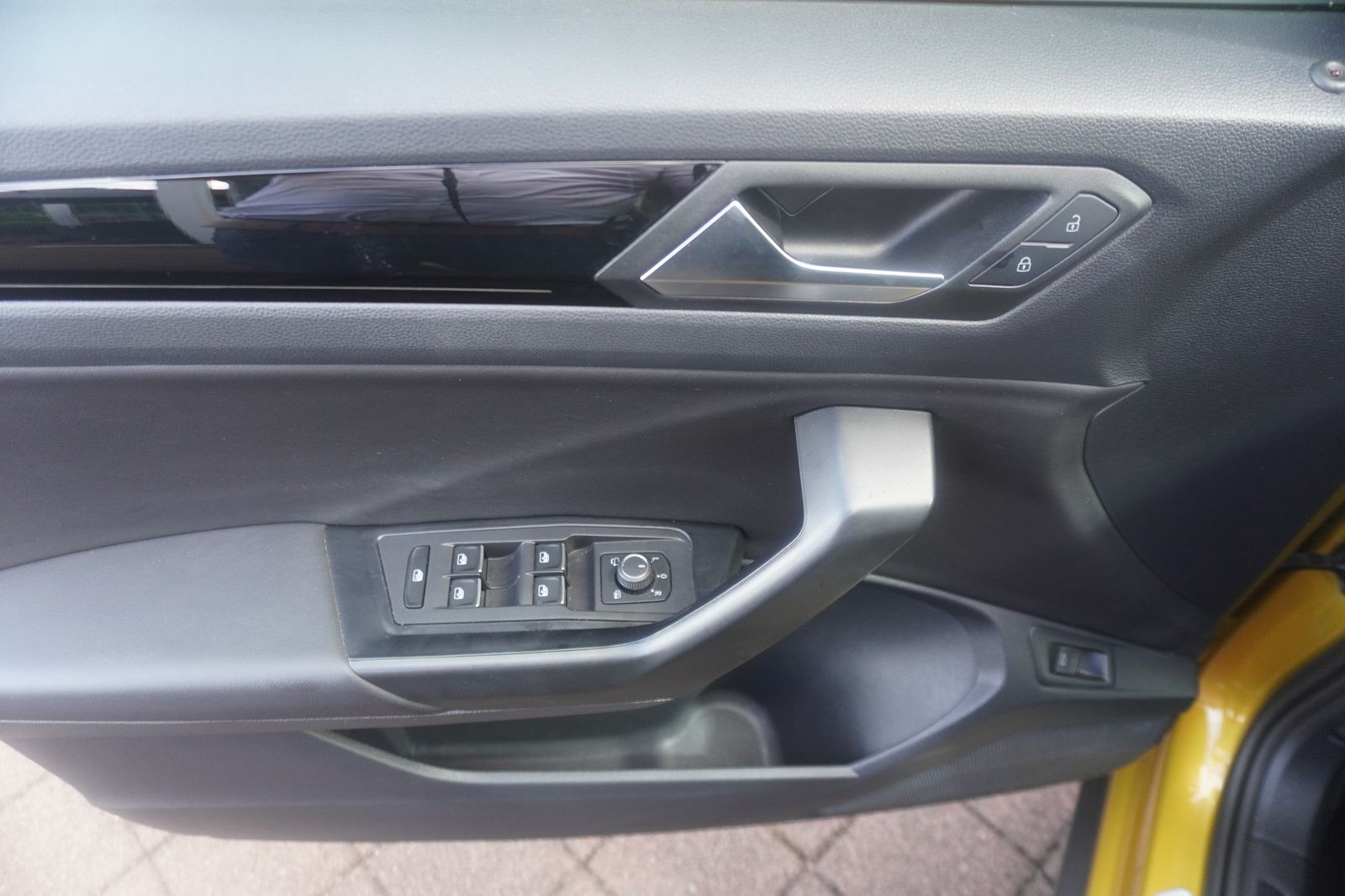 Volkswagen T-Roc 2.0 TSI R 4Motion DSG - Samsaru's Car Outlet