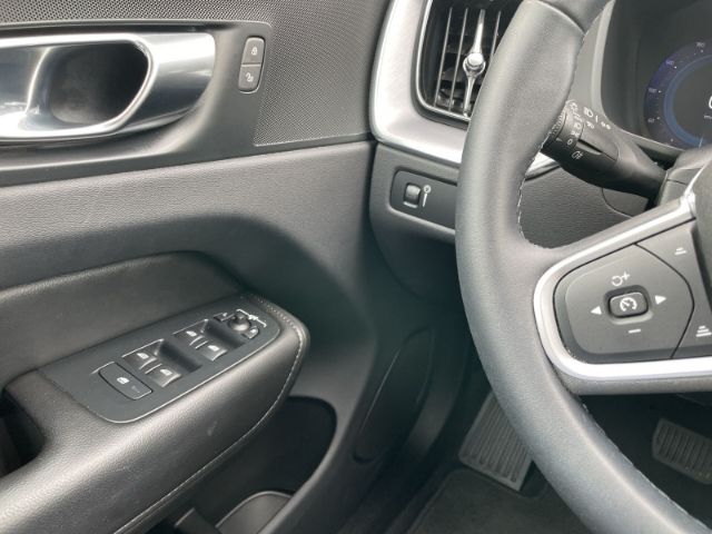 Volvo XC60 B4 2WD Momentum Pro Mild-Hybrid - Samsaru's Car Outlet