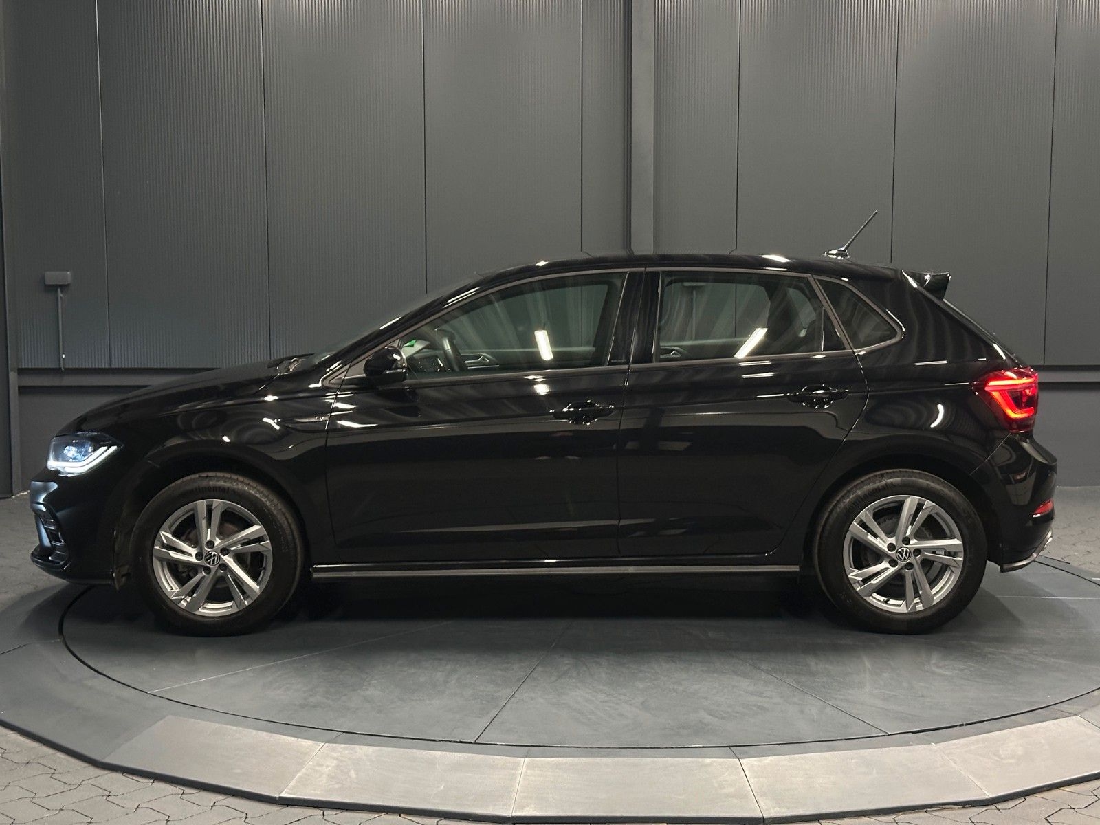 Volkswagen Polo VI R-Line *NAVI*IQ.Drive*KAMERA*CarPlay*ACC