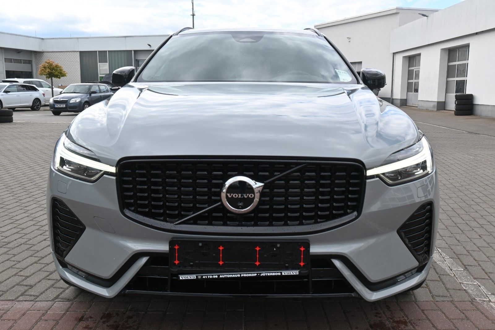 Volvo XC60 B5 Benzin AWD Plus Dark*FSHZG*360°*ACC*AHK