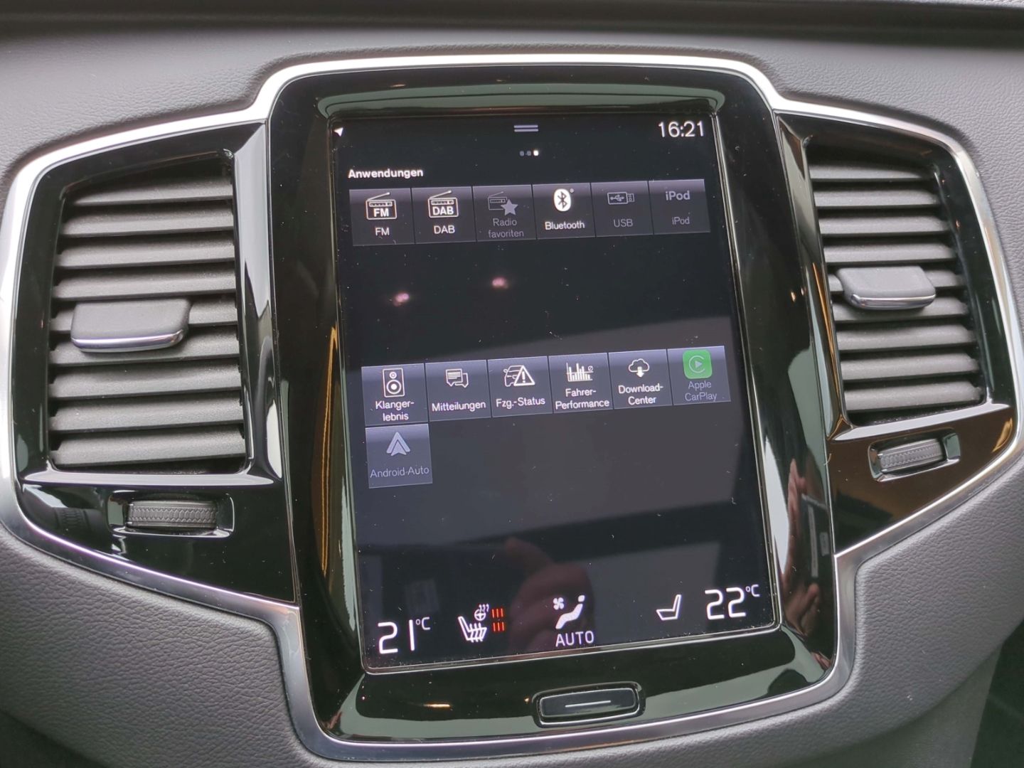 Volvo XC90 Plus Bright Recharge Plug-In Hybrid AWD T8