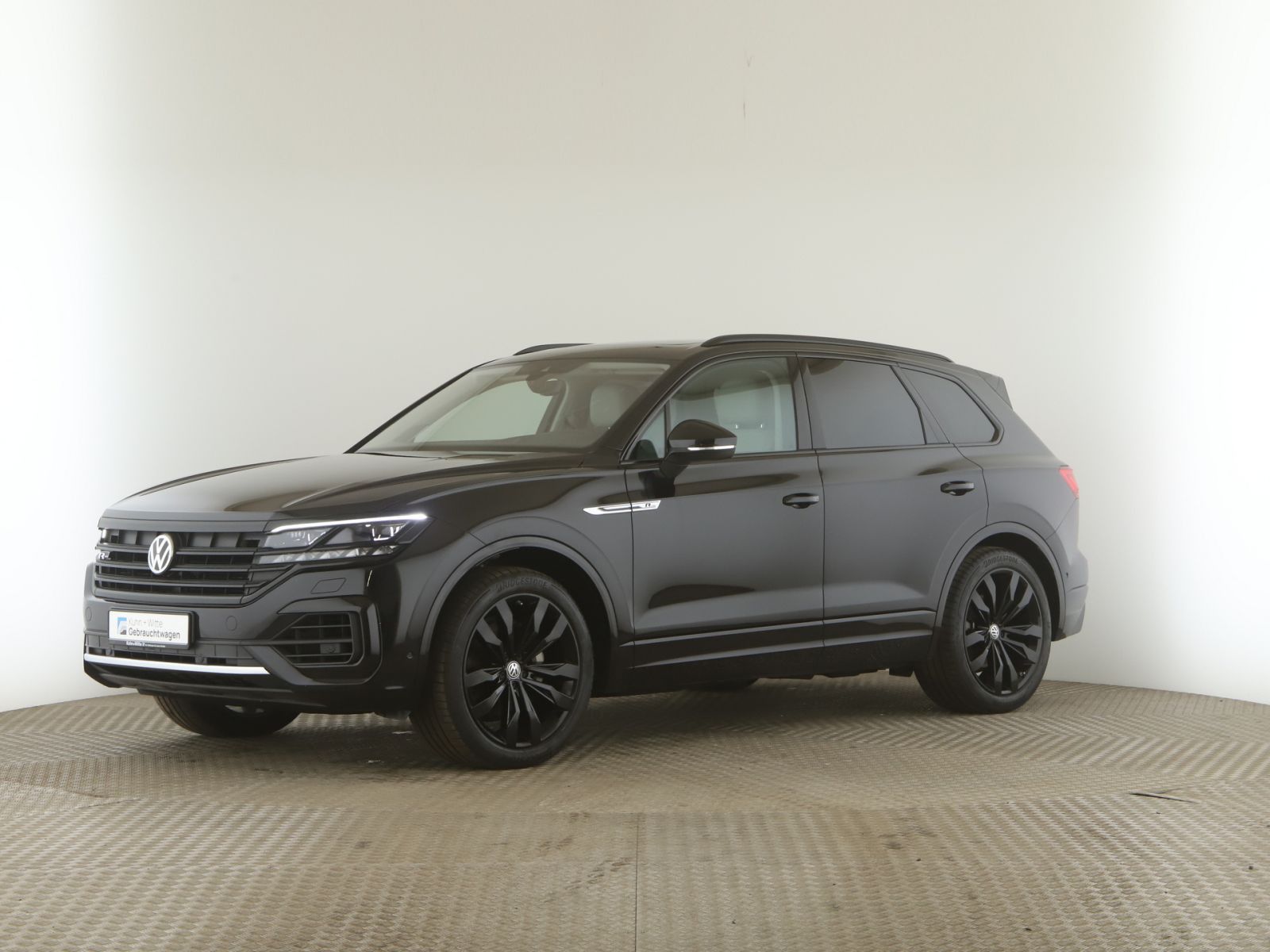 Volkswagen Touareg 3.0 TDI R-Line 4M - Samsaru's Car Outlet