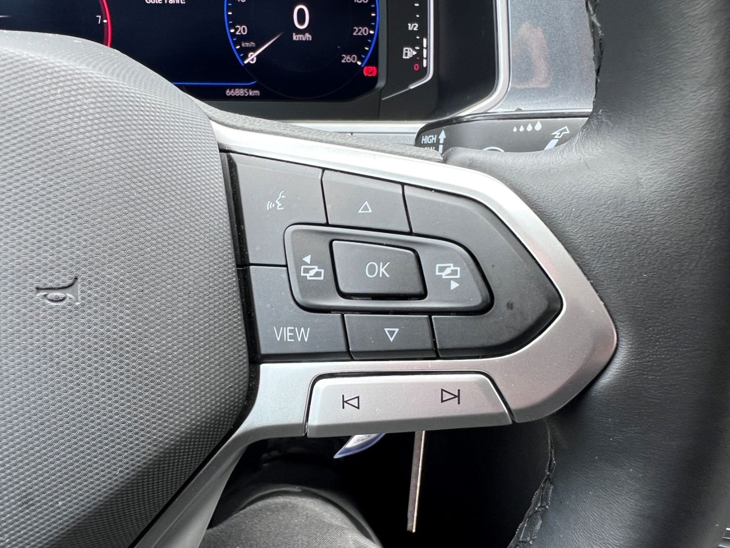 Volkswagen T-Roc 1.0 TSI Style - Samsaru's Car Outlet