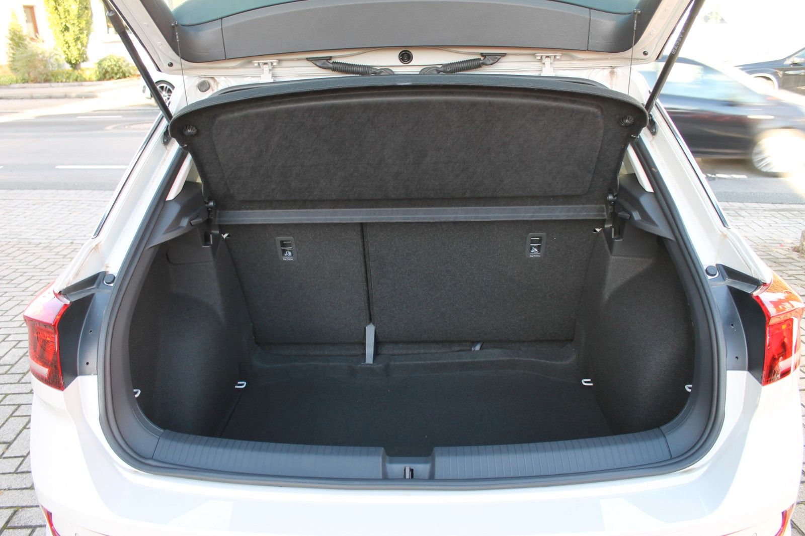 Volkswagen T-Roc 1.0 TSi - Samsaru's Car Outlet