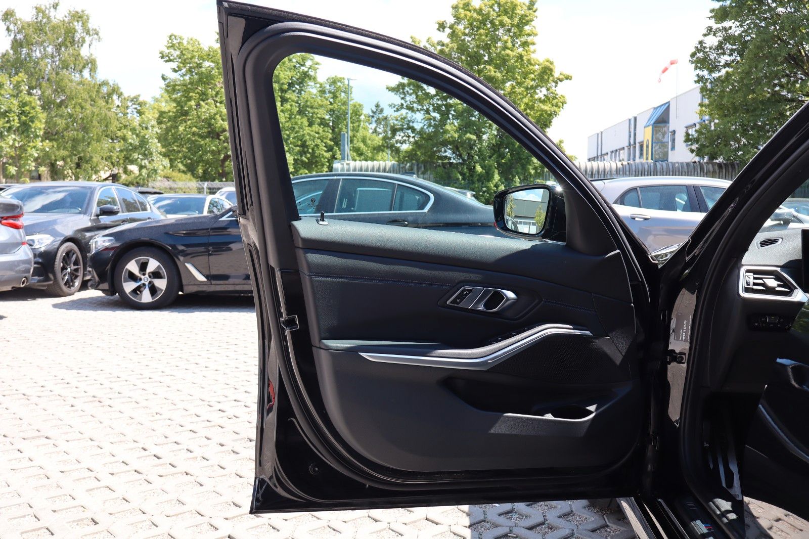 BMW 3 Lim. 320 d xDrive M Sport - Samsaru's Car Outlet
