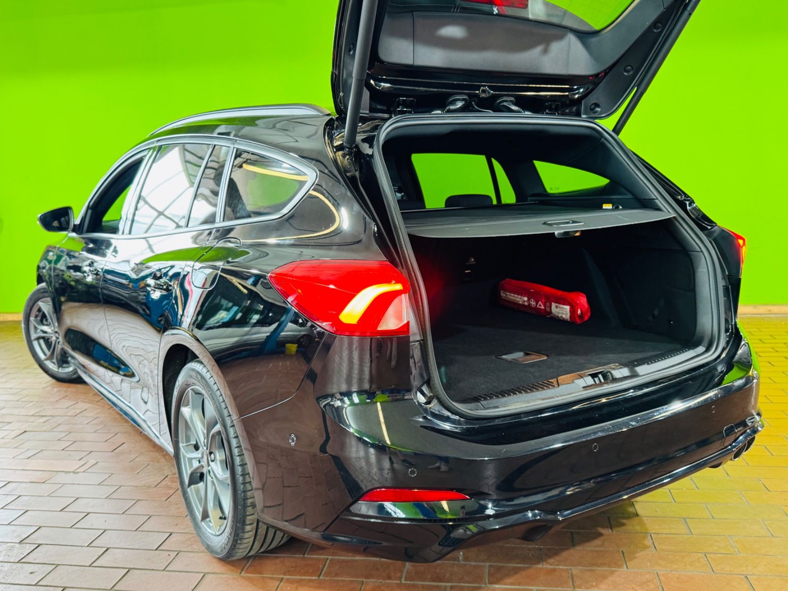 Ford Focus ST-Line - Samsaru's Car Outlet