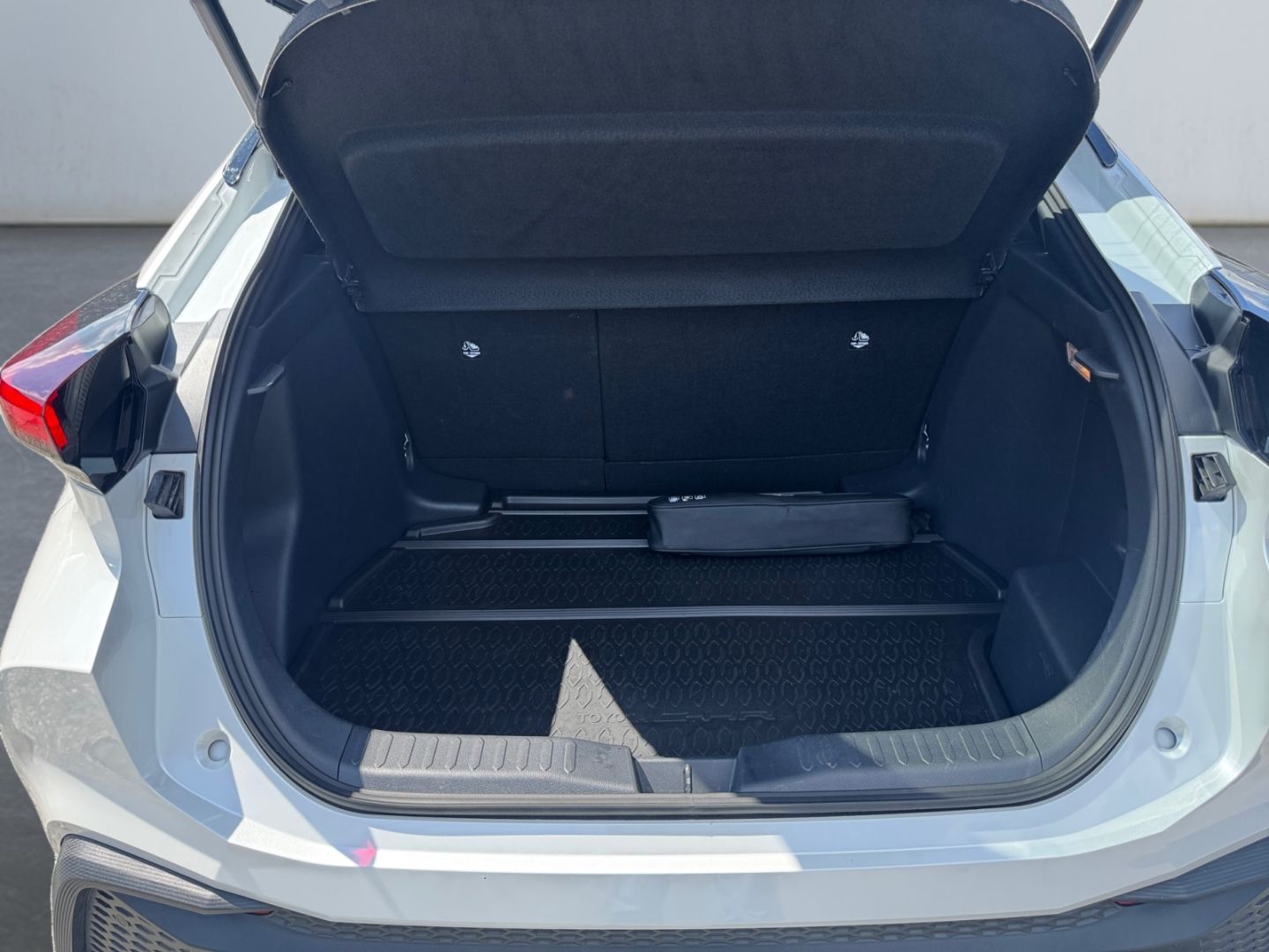 Toyota C-HR 2.0 Hybrid Black&White Team *Technik Paket*