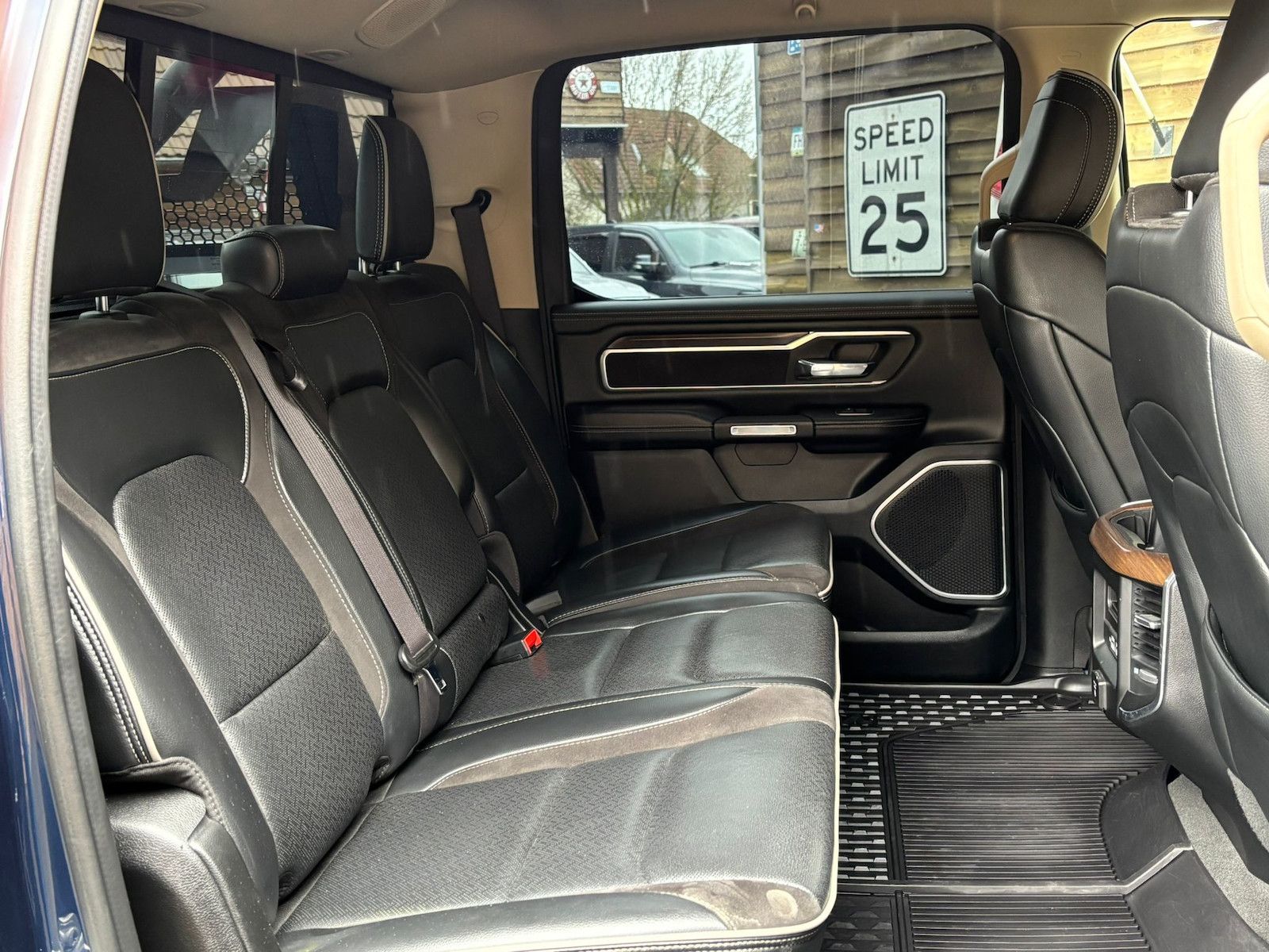 Dodge RAM 1500 Laramie 5,7L 4x4 AHK 12´´ LPG Bügel