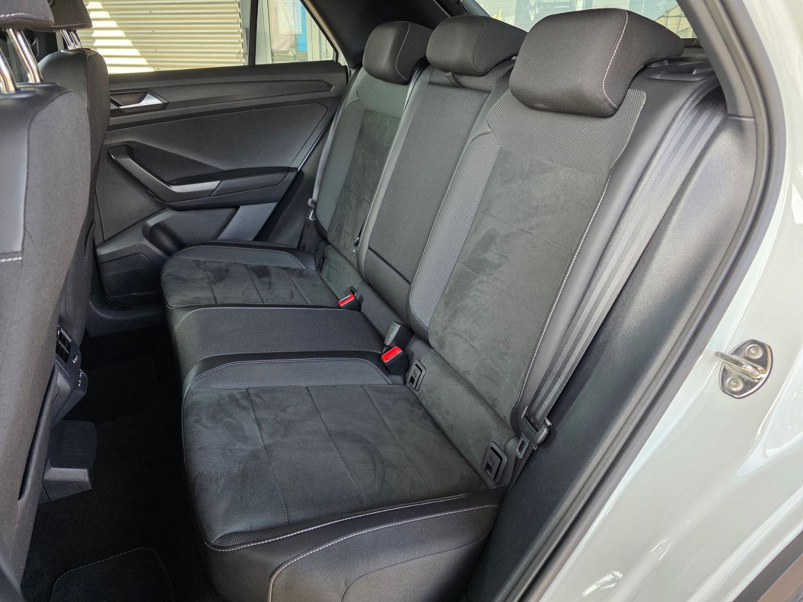 Volkswagen T-Roc 2.0 TDI DSG R-Line - Samsaru's Car Outlet