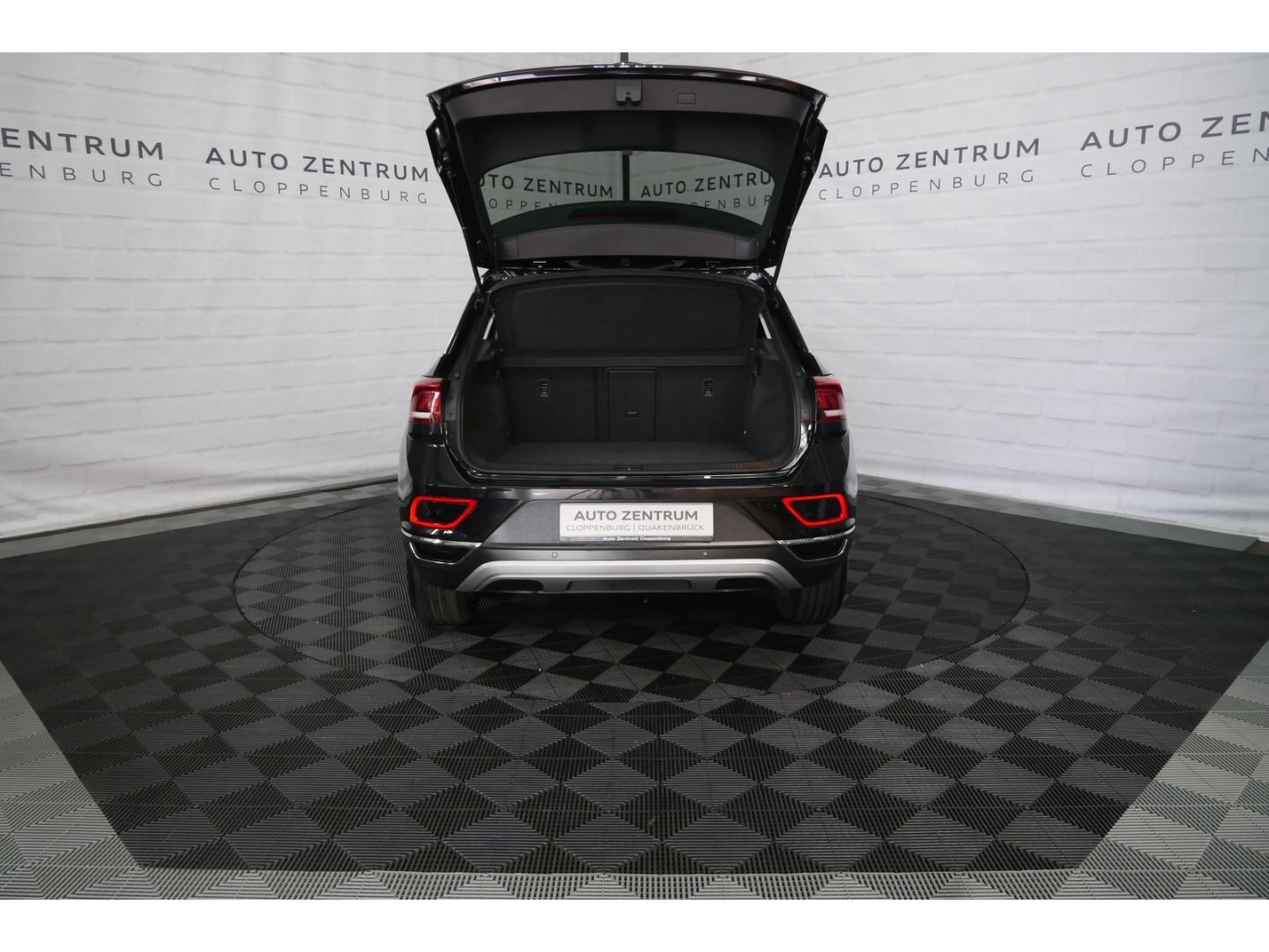 Volkswagen T-Roc Style 1.5 TSI - Samsaru's Car Outlet