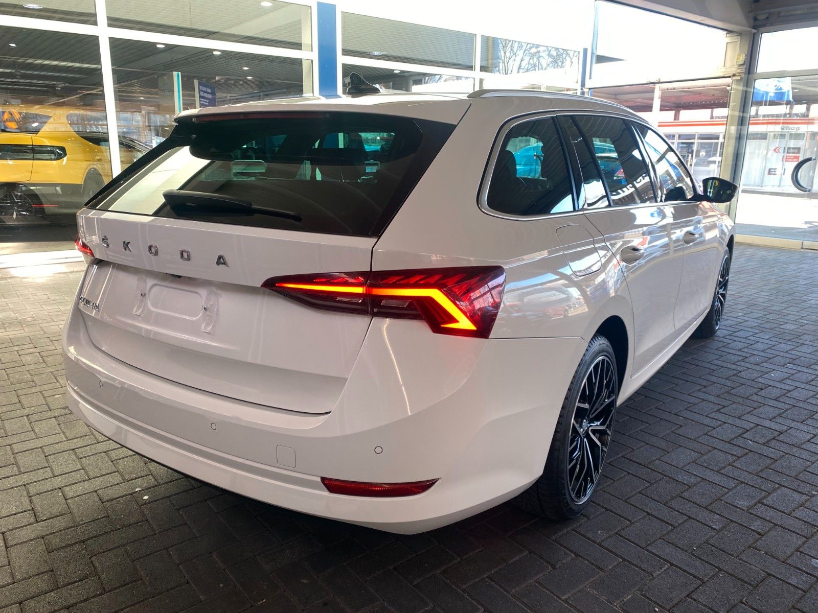 Skoda Octavia Combi Style - Samsaru's Car Outlet