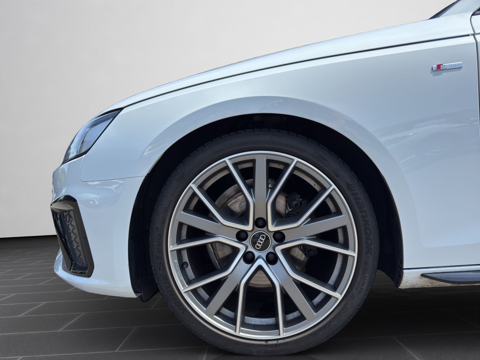 Audi A4 Avant 35 TFSI S line S tronic - Samsaru's Car Outlet