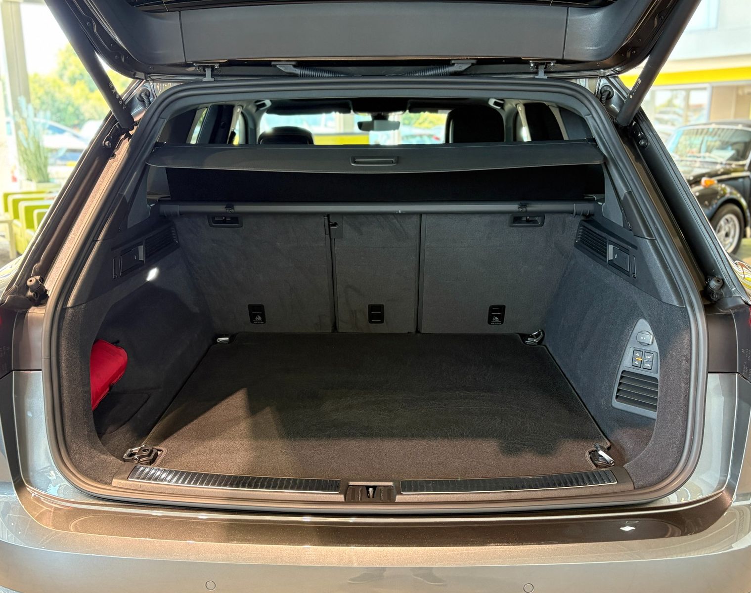 Volkswagen Touareg 3.0 TDI R-Line - Samsaru's Car Outlet