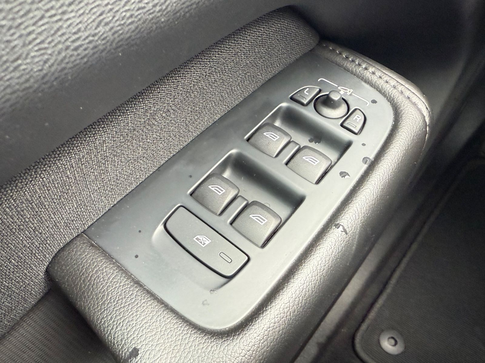 Volvo XC60 Momentum Pro AWD - Samsaru's Car Outlet