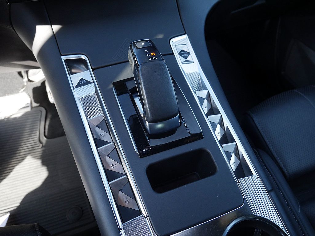 DS Automobiles DS 7 Crossback E-Tense Louvre 4x4 AKTIVSITZE LED
