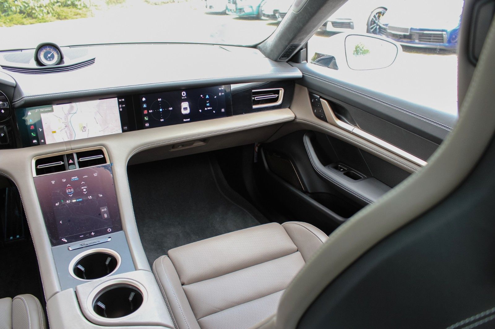 Porsche Taycan Turbo S / ENTERTAINMENT / BEIFAHRER DISP.