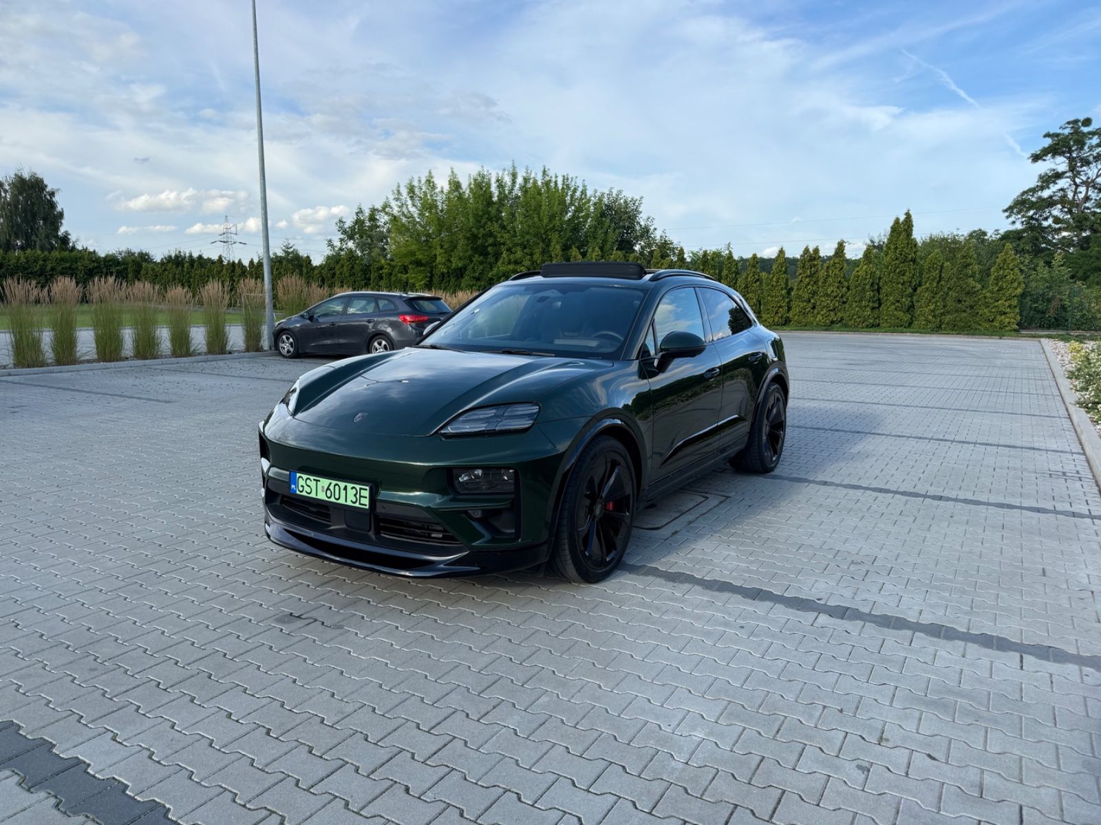 Porsche Macan Electric Turbo - Samsaru's Car Outlet