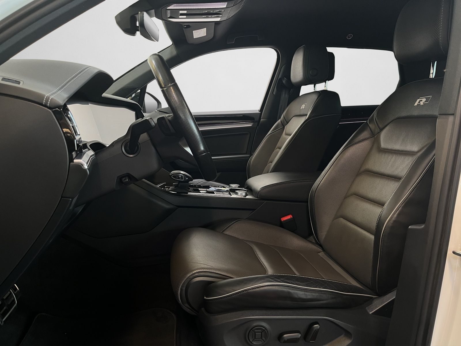 Volkswagen Touareg R-Line 3.0 TDI - Samsaru's Car Outlet