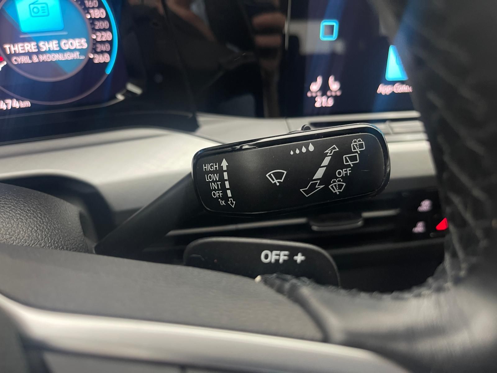 Volkswagen Golf 1.0 eTSI Life - Samsaru's Car Outlet
